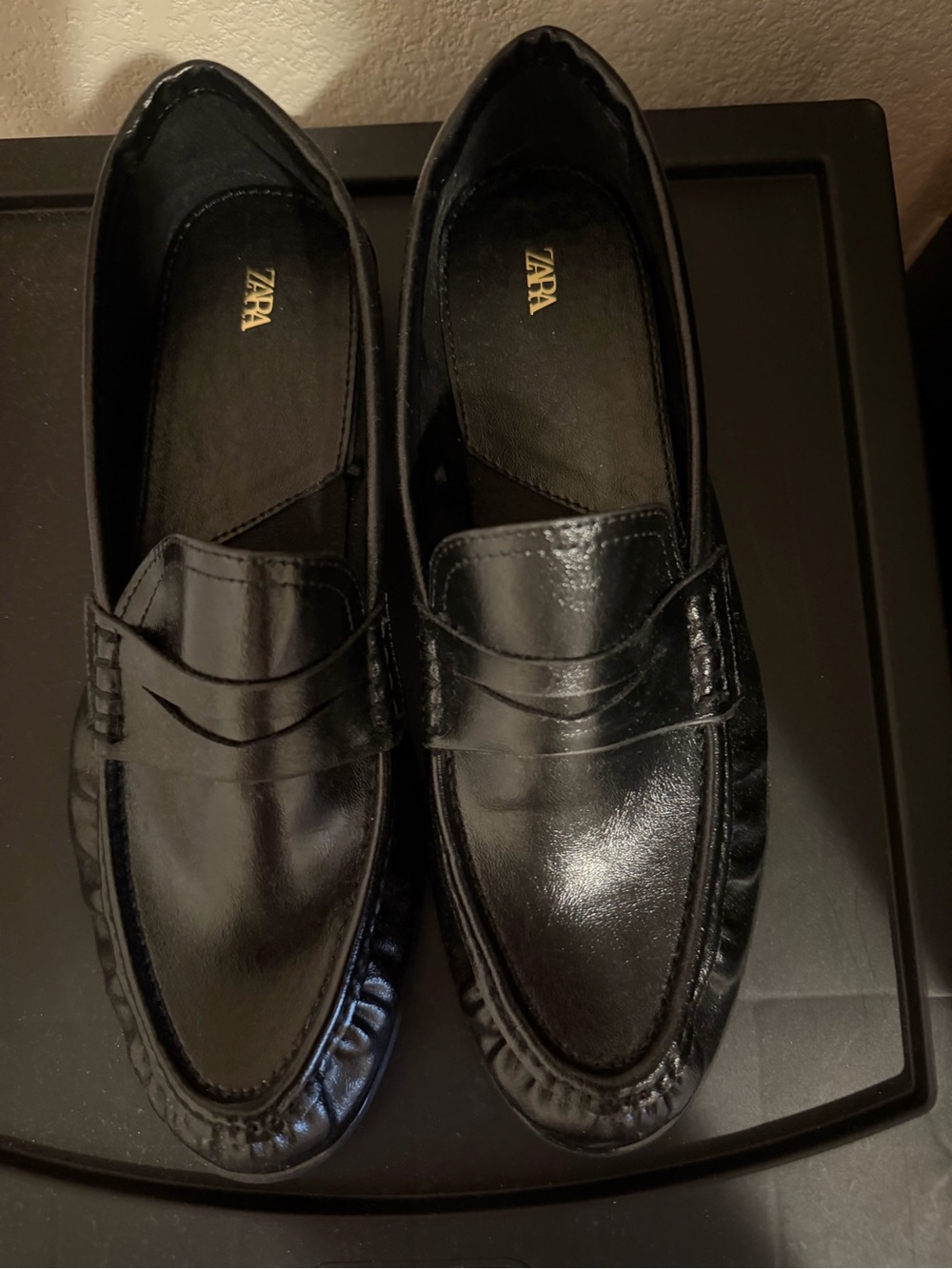 Black loafers from Zara 📓